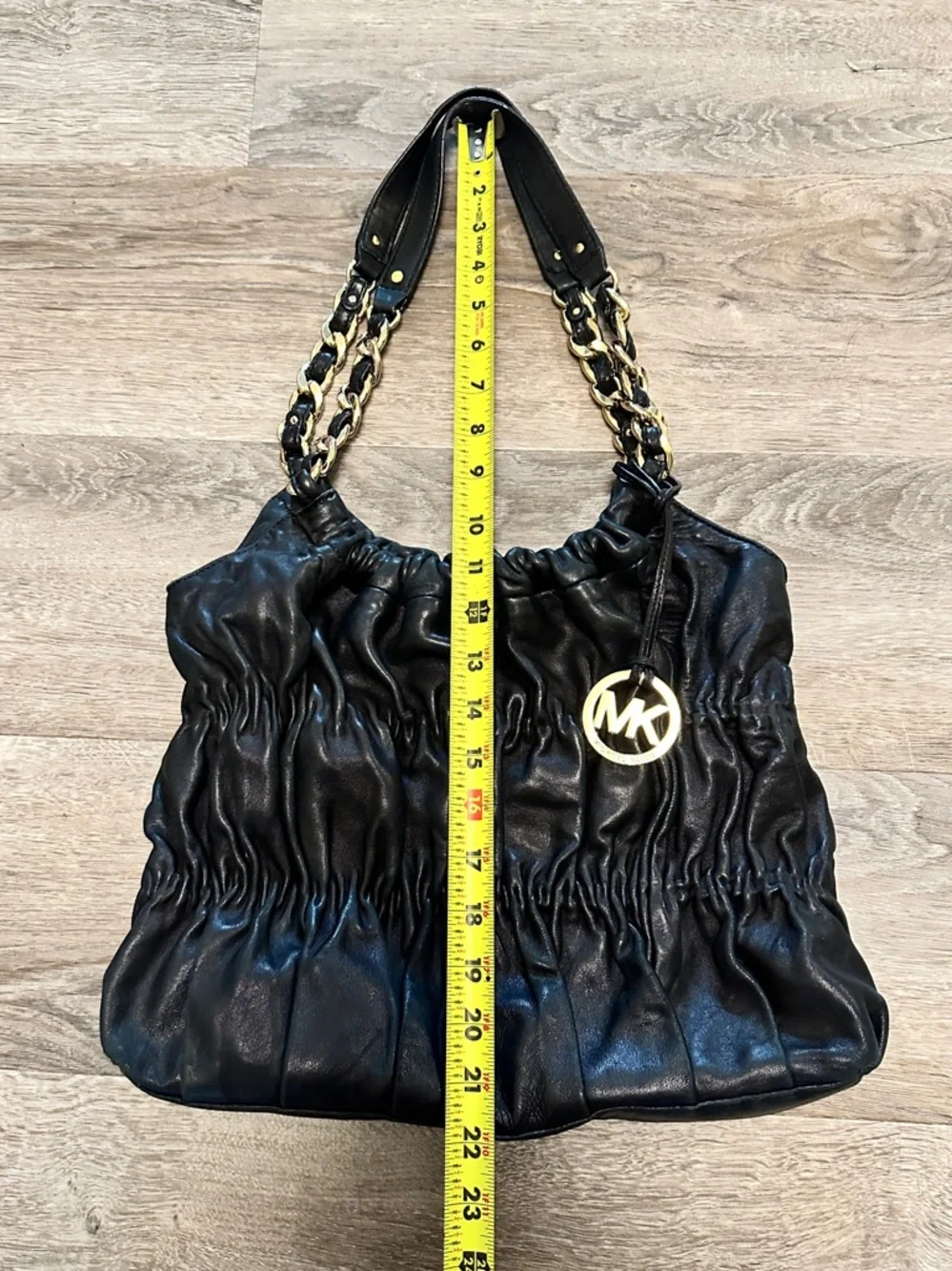 Michael Kors leather shoulder bag. - Picture 3 of 7
